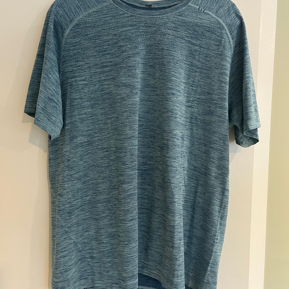 Lululemon men’s vent tech t-shirt size XL. Light blue